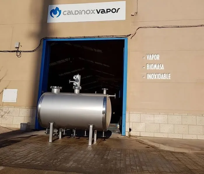 Depósito de acero inoxidable recién fabricado a la puerta del taller de Caldinox