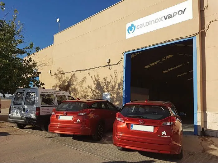 Fachada de la nave de Caldinox Vapor en Tomelloso, con el rótulo de la empresa y la puerta del taller