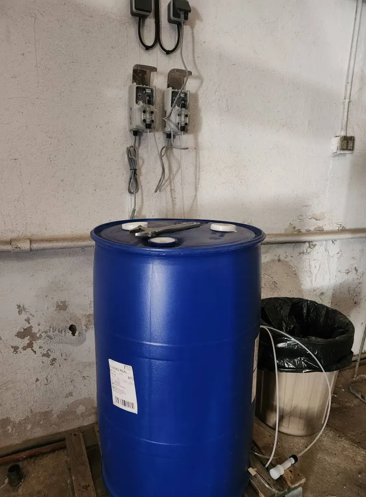 Bidón de producto y bombas dosificadoras para el agua de la caldera