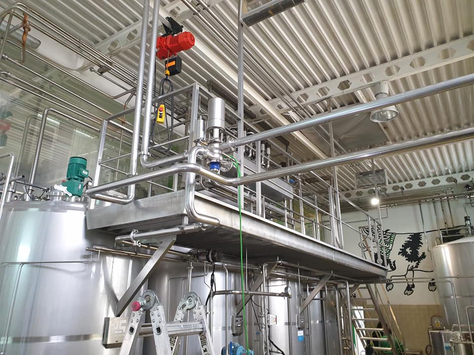 Trabajos en planta envasadora de leche.