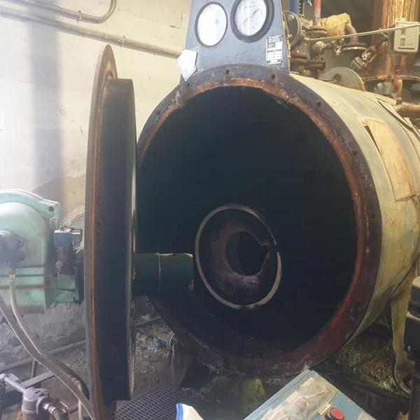 Inspección de nivel B de caldera de vapor en fábrica de quesos