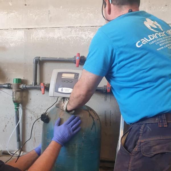 Instalación de descalcificador y dosificación para calderas de vapor