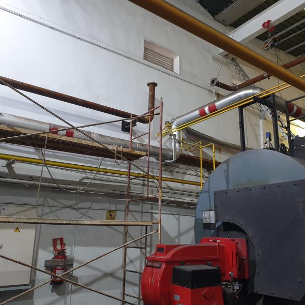 Instalación de tuberías de vapor saturado